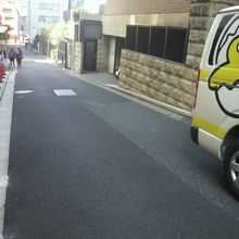 三年坂を北の方向に下がって行く様子です。坂は、まっすぐです。