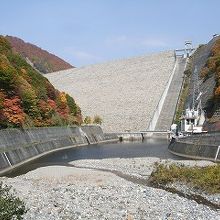 高さが158mもある大きなダムです