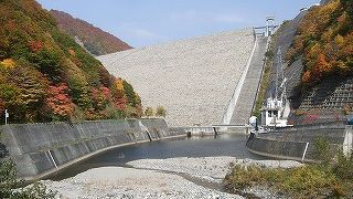 群青色の湖水にダム周辺の山々の鮮やかな紅葉が映えていました