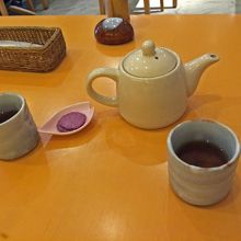 お茶と紫芋煎餅