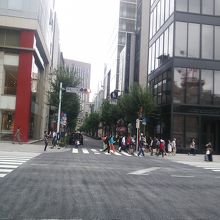 晴海通りと平行して走り新橋側です