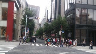 晴海通りと平行して走り新橋側です