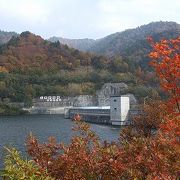 ダムと奥利根湖と山々の紅葉がぐるりと見晴らせます