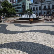 タクシー運転手に筆談で「噴水池？」と確認された事があります。