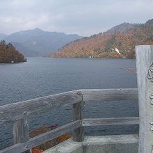 矢木沢ダム展望台からぐるりと見晴らせます