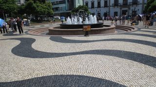 噴水とモザイク床が綺麗です。