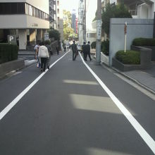 帯坂の中間付近から、地下鉄市ヶ谷駅方向を見ている様子です。