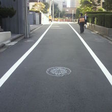 二七通り方向の帯坂の緩やかな登りの状況を撮影した写真です。