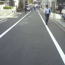 帯坂の中間付近から、地下鉄市ヶ谷駅方向を見ている様子です。