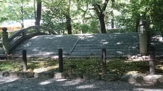 板石 25枚で造られた太鼓橋