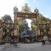 元ポーランド王が中央に君臨する広場。ロココ装飾に囲まれた広場。