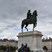 ルイ14世の騎馬像がある巨大な広場
