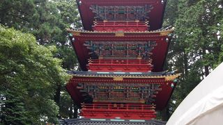 多くの人が立ち止まっています