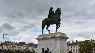 ルイ14世の騎馬像がある巨大な広場