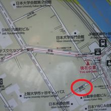 日本棋院会館は、市ヶ谷の帯坂のほぼ中間付近にあります。