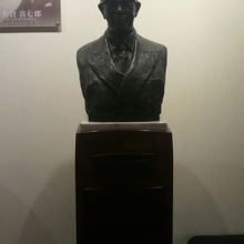 日本棋院の創設に多大の貢献をした大倉喜七郎男爵の銅像です。