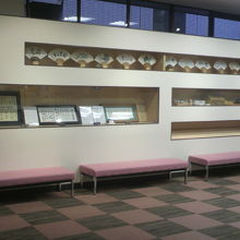 日本棋院会館の内部には、歴史を感じさせる展示物が多いです。