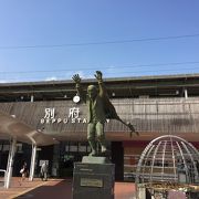 駅前のインパクトある像