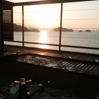 テラスからの夕日。テラスには椅子が一つしかありません。