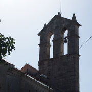 後期ロマネスクとゴシック建築が融合した美しい教会