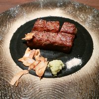 硬く脂っこい。本当に赤牛か疑わしい。ニンニクの雑な盛り付け。