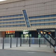 駅入り口では切符と荷物検査あり