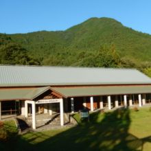 平屋の大きな建物です