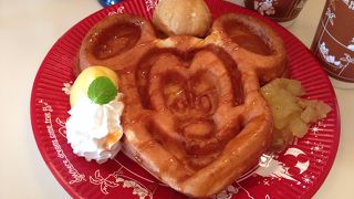 東京ディズニーランド。ミッキーのかたちの美味しいワッフル！