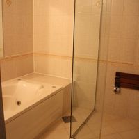 バス・トイレは別でした。ガラス張りの中はサウナです。