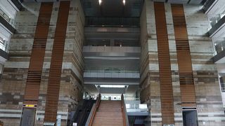 入口を入ってすぐの大ホールが素晴らしい