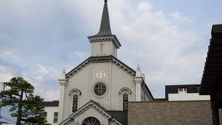 内部のステンドグラスも美しいようですが