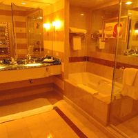 トイレは左に扉があり独立。でも、誰かがシャワー浴びてると入れ