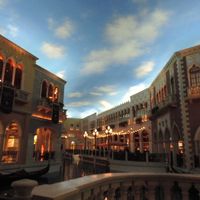 ホテルに隣接する運河 カンツォーネが響き渡る…