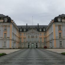 片田舎にある格式のある建物です。