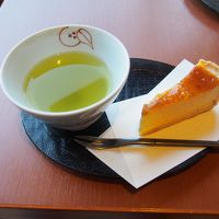 チェックイン時にロビーでいただくチーズケーキ