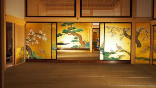 煌びやかな襖絵