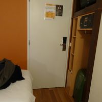 入口ドアーとベッド