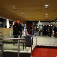 左フロント、右奥軽食を販売している。