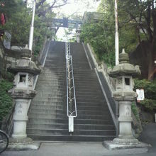 市谷亀岡八幡宮の参道である階段状の男坂です。勾配が急です。