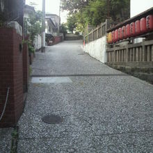 八幡宮の階段状の男坂の西側に、勾配のゆるやかな女坂があります