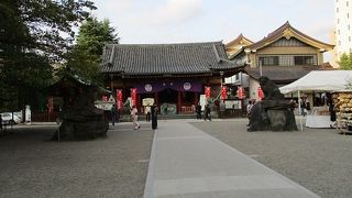浅草寺本堂に隣接する神社