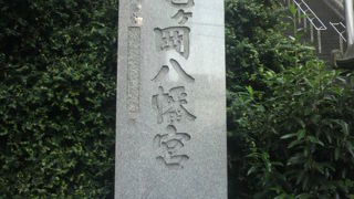 地下鉄市ヶ谷駅の北側に、靖国通りに面して市谷亀岡八幡宮があります。