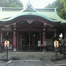 対の燈明提灯が配置された市谷亀岡八幡宮の本殿の様子です。