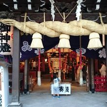 正面にある大しめ縄