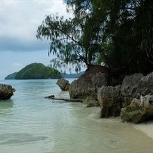 ガルメアウス島をちょっと回り込むと、静かな浜辺もありました。