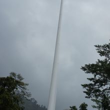 出雲大社神楽殿前の日の丸用ポール