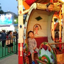 メリーゴーランドを子供達は楽しんでいました