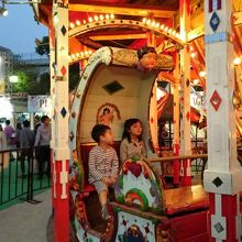 子供達はメリーゴーランドを楽しんでいました