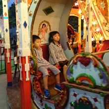 子供達はメリーゴーランドを楽しんでいました