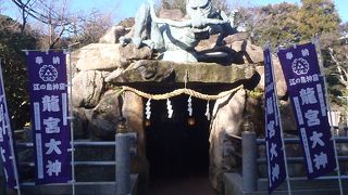 岩屋の真上に鎮座する